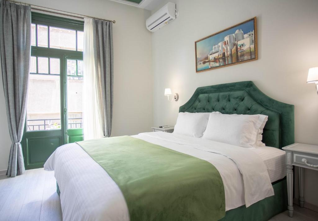 Łóżko lub łóżka w pokoju w obiekcie Pandrosos Divine Suites