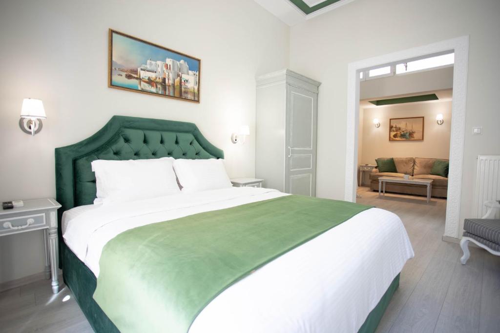 Łóżko lub łóżka w pokoju w obiekcie Pandrosos Divine Suites