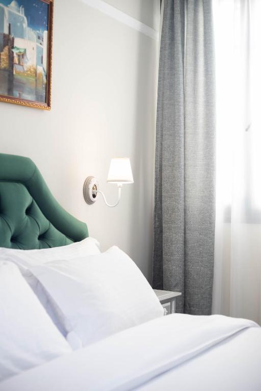 Łóżko lub łóżka w pokoju w obiekcie Pandrosos Divine Suites