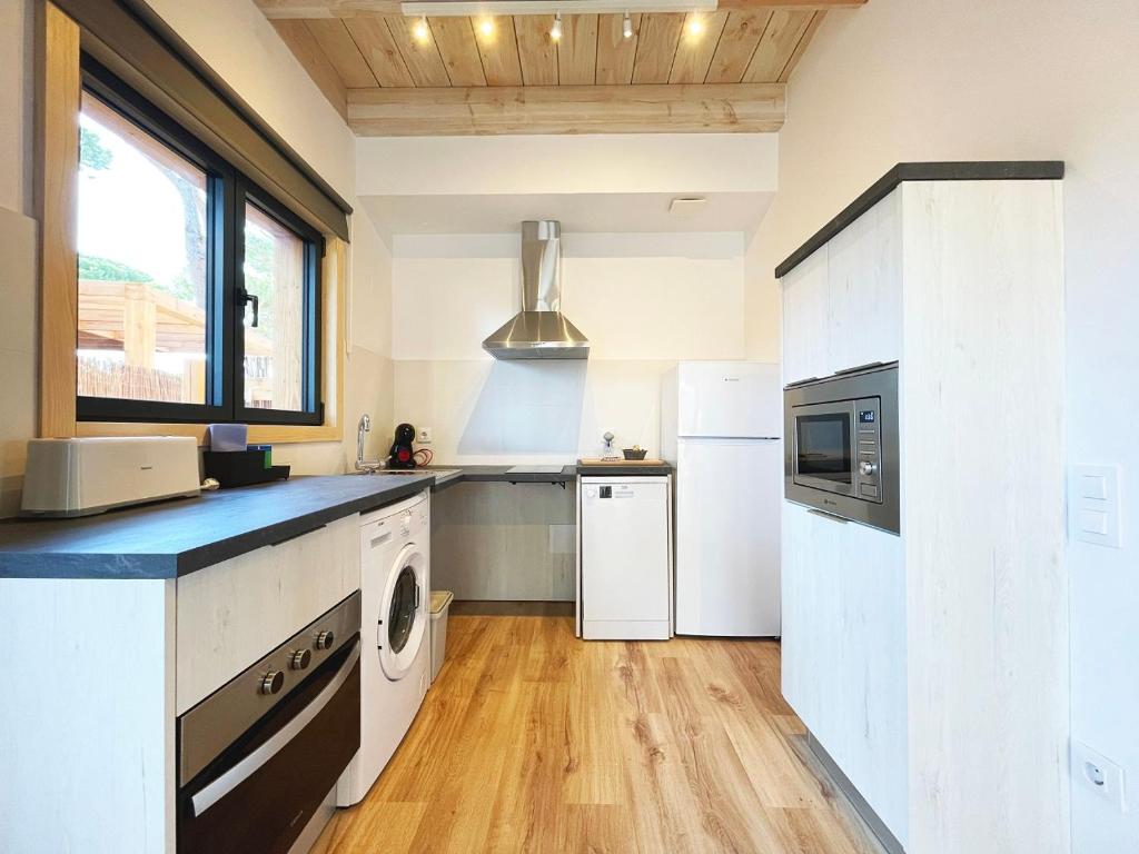Kuchyň nebo kuchyňský kout v ubytování Apartamentos Biopasivos Living Pura Madera