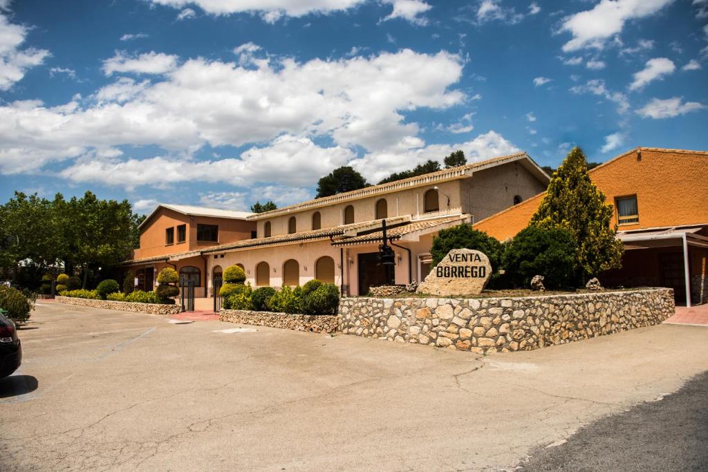 ein Gebäude mit einem Schild davor in der Unterkunft Venta el Borrego in Banyeres de Mariola