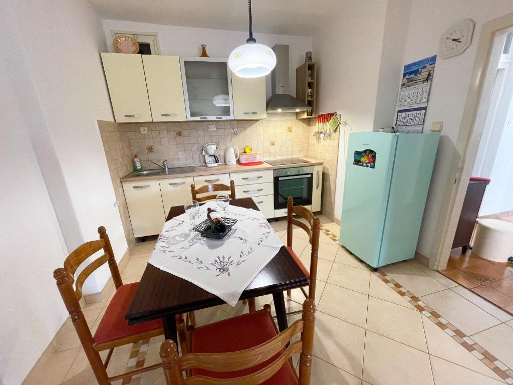 Kuchyň nebo kuchyňský kout v ubytování Apartmani Andrejko