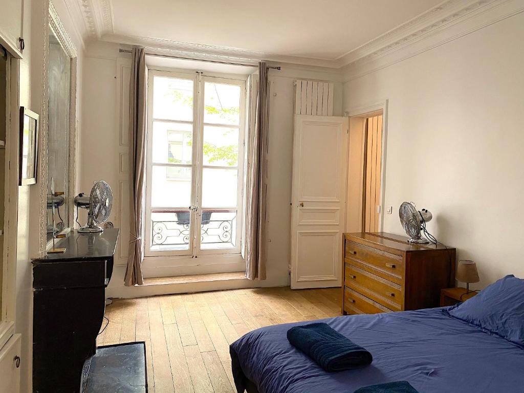 パリにあるReal Parisian apartment with 2 bedrooms and ACのギャラリーの写真
