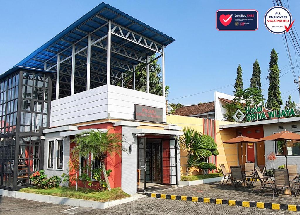 un edificio con un restaurante al lado de una calle en Hotel Griya Wijaya, en Ambarawa