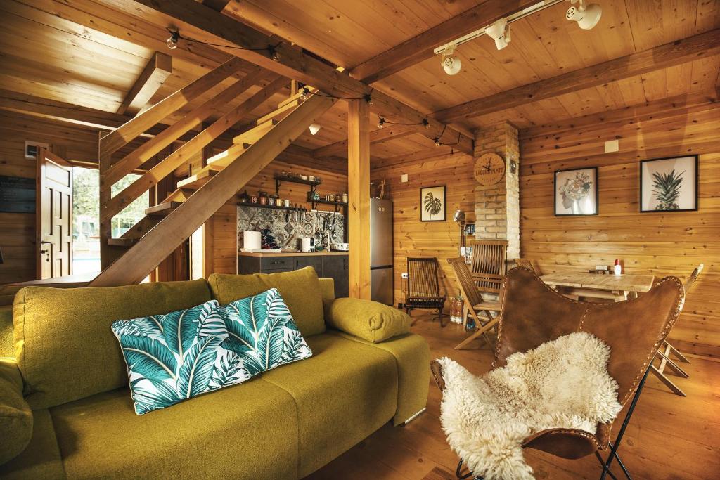 a living room with a green couch in a cabin at Laguna Platz in Sremski Karlovci