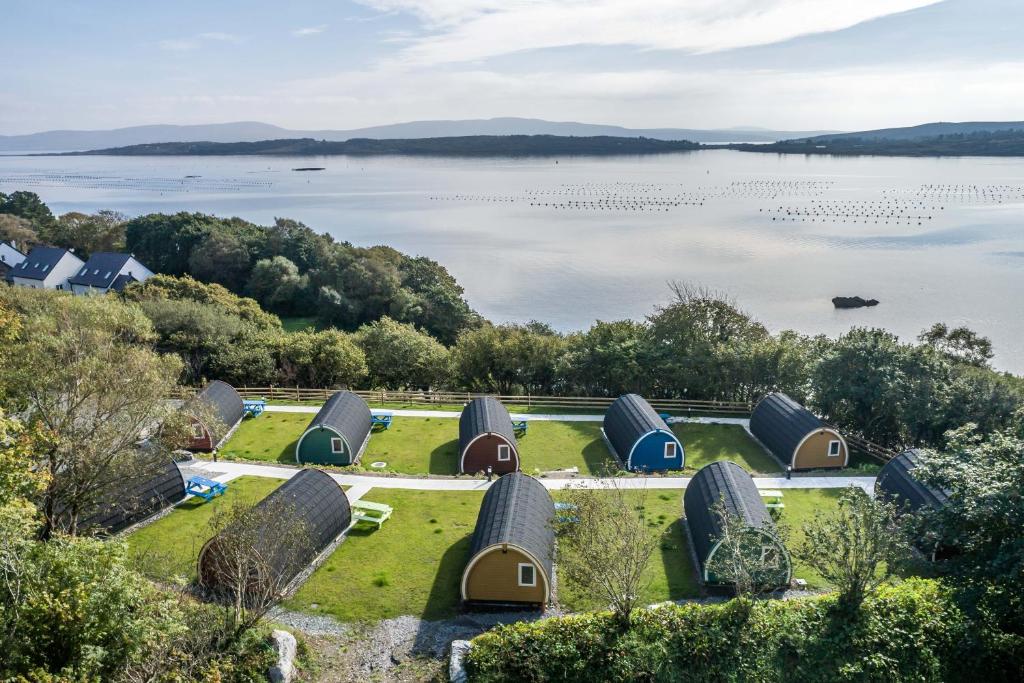 una vista aérea de un jardín con vistas al lago en Berehaven Pods, en Castletownbere