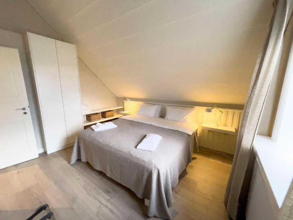 Postel nebo postele na pokoji v ubytování Kristinsson Apartments