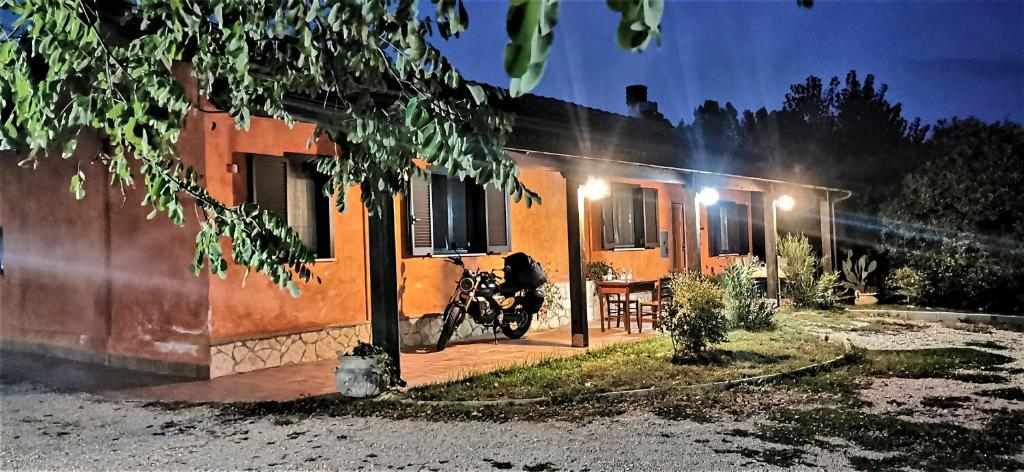een motorfiets geparkeerd buiten een huis 's nachts bij Il girasole b&b in Ceprano