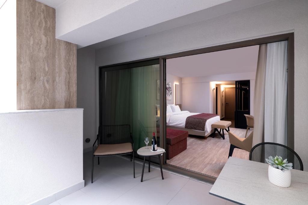 Postel nebo postele na pokoji v ubytování S Hotel Boutique Thessaloniki