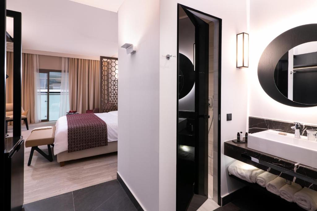 Postel nebo postele na pokoji v ubytování S Hotel Boutique Thessaloniki
