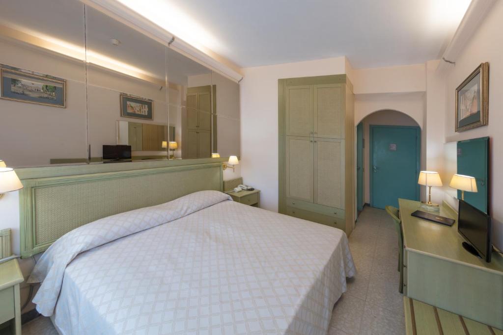 Postel nebo postele na pokoji v ubytování Hotel Numana Palace