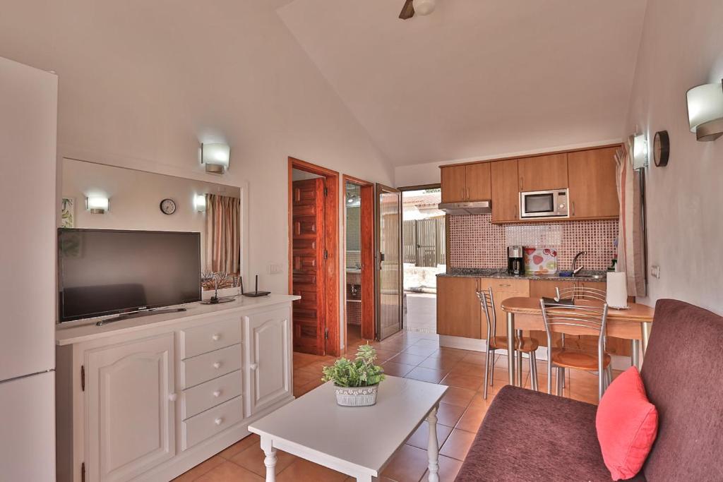 A kitchen or kitchenette at Bungalows Santa Fe esquina