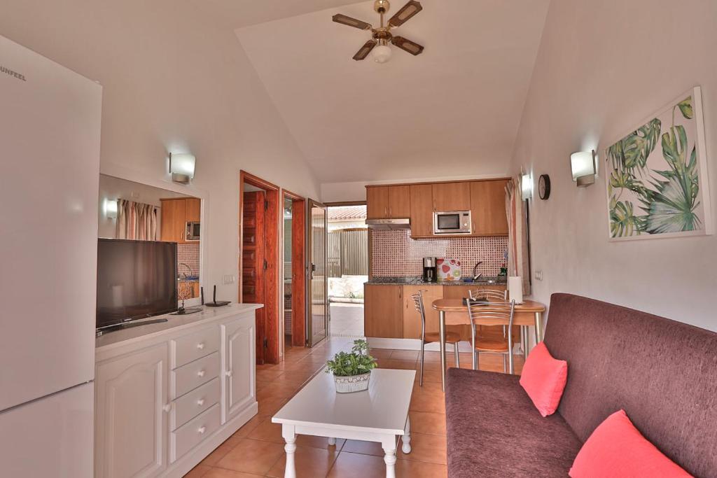 A kitchen or kitchenette at Bungalows Santa Fe esquina