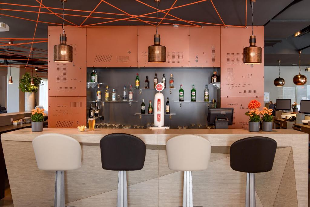 A área de bar ou lounge em Star inn Lisbon Airport