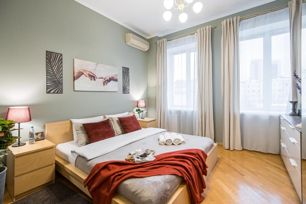 モスクワにあるGMApartments in famous Arbat streetのベッドルーム1室(ベッド1台、大きな窓付)