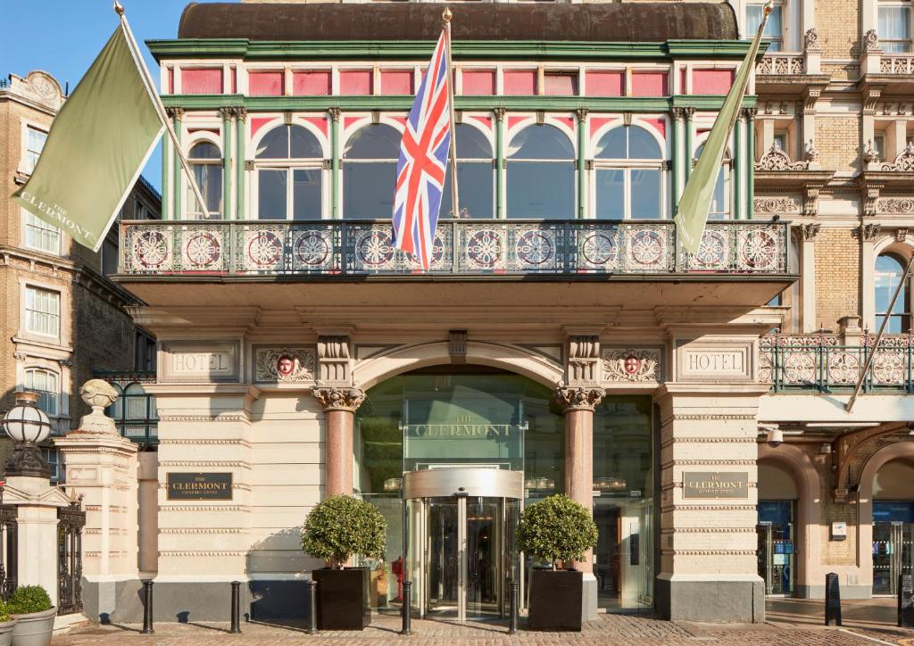 ein Gebäude mit zwei Flaggen davor in der Unterkunft The Clermont London, Charing Cross in London