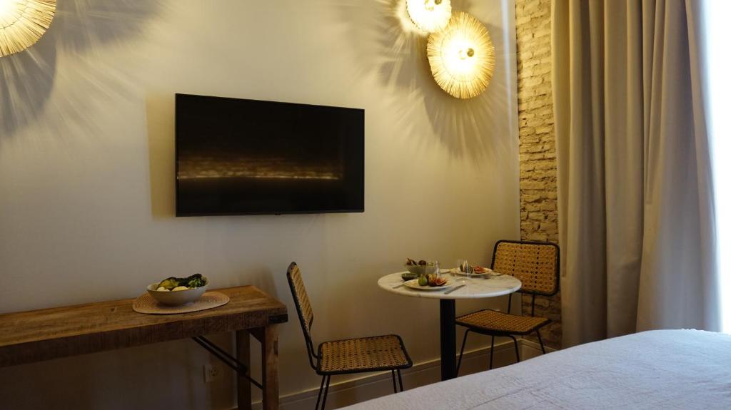 Telewizja i/lub zestaw kina domowego w obiekcie San Jorge Suites Triana