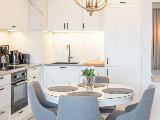 Kuchyňa alebo kuchynka v ubytovaní Apartament Bliżej Morza Premium I