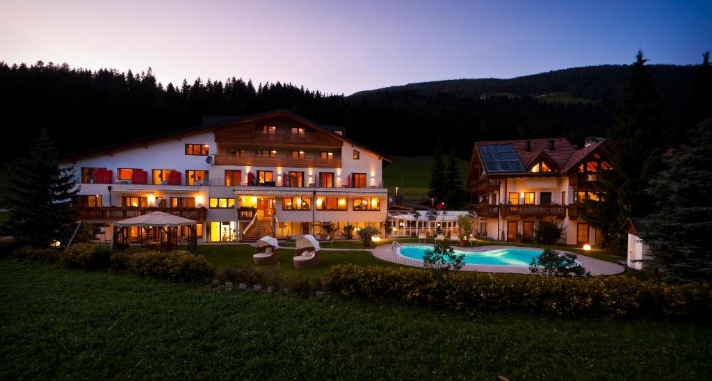 Bazén v ubytování Helmhotel nebo v jeho okolí