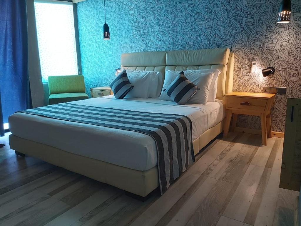 Postel nebo postele na pokoji v ubytování Suncoast Beach Hotel