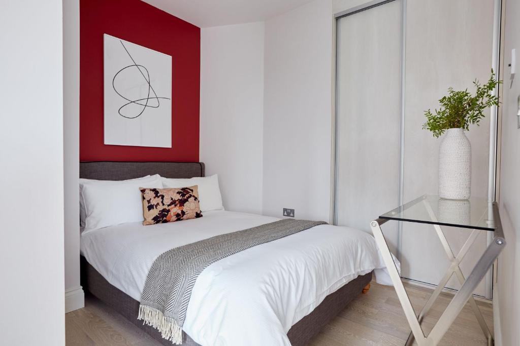 una camera con letto e tavolo in vetro di 6VH Virginia House, 31 Bloomsbury Way By City Living London a Londra