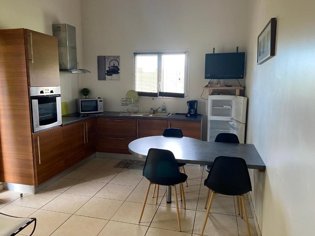 Kuchyň nebo kuchyňský kout v ubytování Villa Monplaisir Zen
