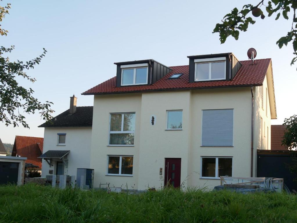 una casa con tres ventanas en el techo en Ferienwohnung Haus Maria, en Wäschenbeuren