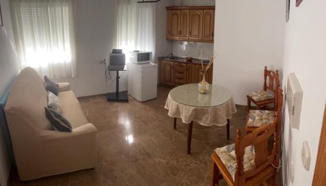 uma sala de estar com um sofá e uma mesa em Coronichi em Montefrío