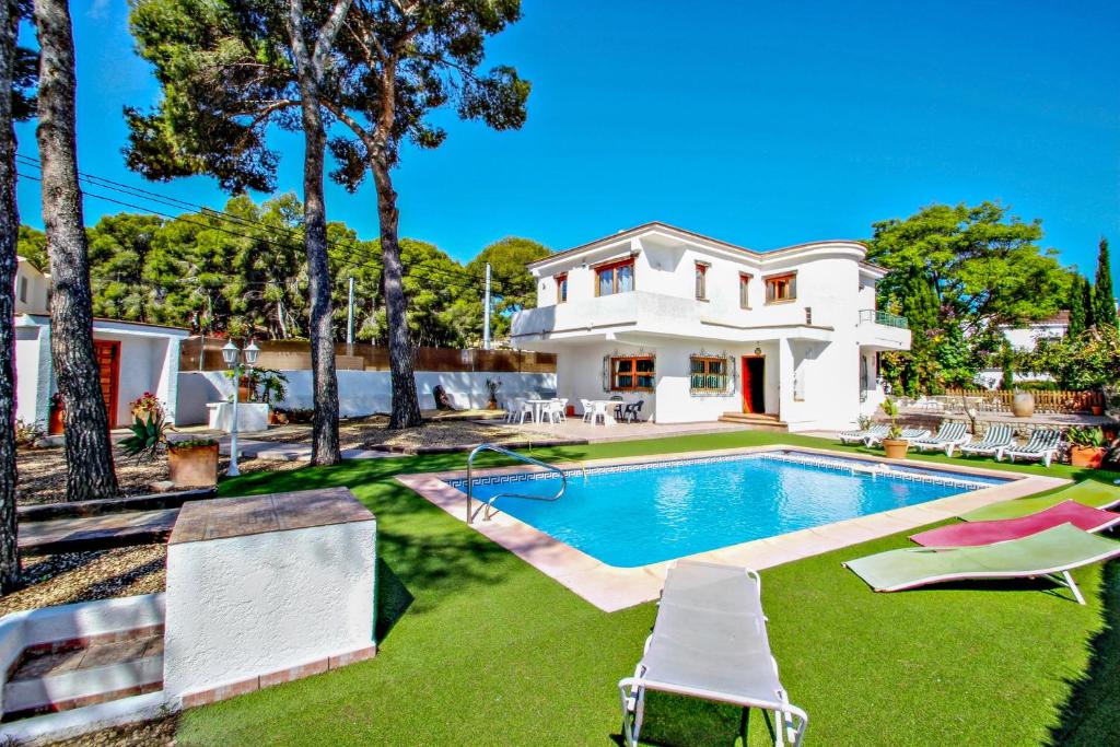モライラにあるColibri - modern, well-equipped villa with private pool in Morairaの庭にスイミングプールがある家
