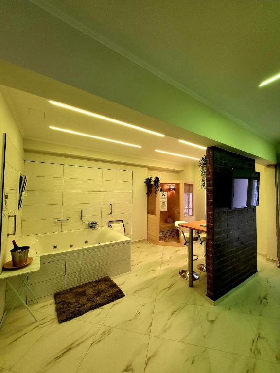 جکوزی و سونا ROMANTIC DELUXE SVITE عاقلانه - ROMANTIC DELUXE SVITE wise Jacuzzi and Sauna، جکوزی و سونا ROMANTIC DELUXE SVITE عاقلانه