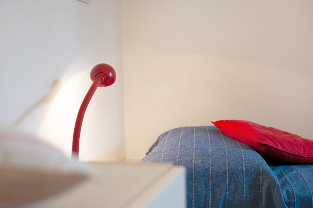 Łóżko lub łóżka w pokoju w obiekcie Trilocale Mazzini con 2 balconi