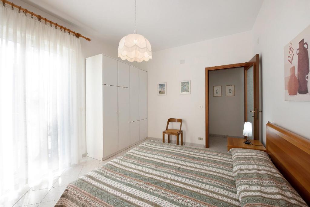 Łóżko lub łóżka w pokoju w obiekcie Trilocale Mazzini con 2 balconi