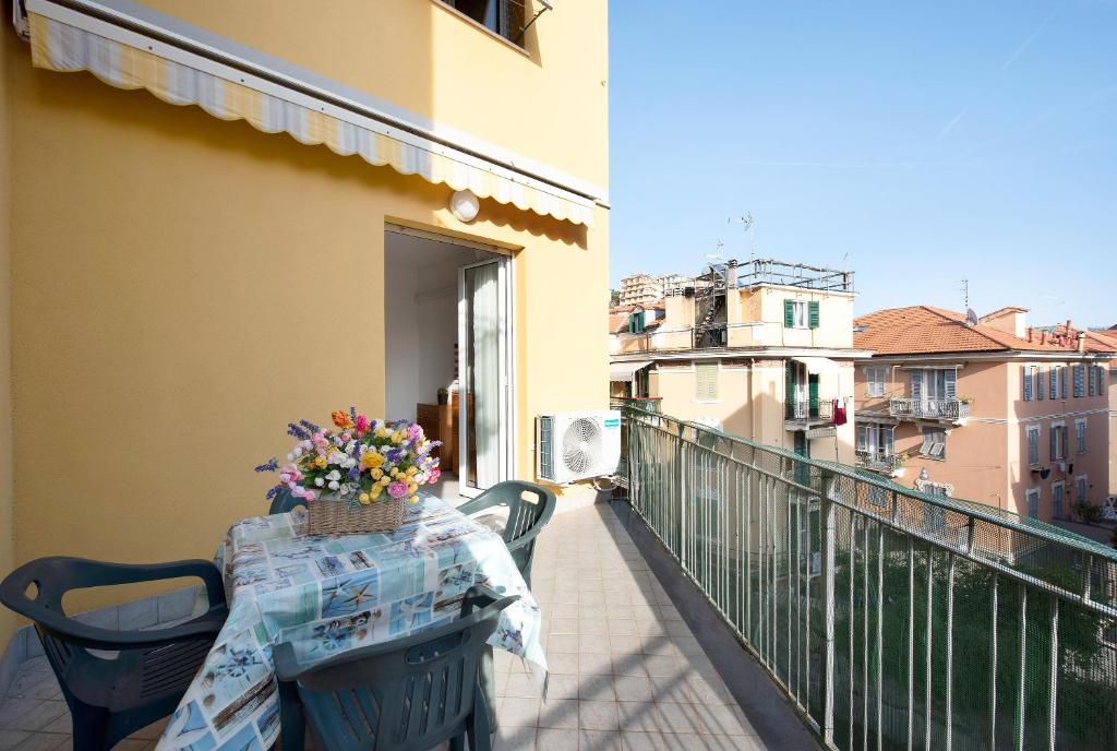 einen Tisch mit einem Blumenkorb auf dem Balkon in der Unterkunft Trilocale Mazzini con 2 balconi in Varraze