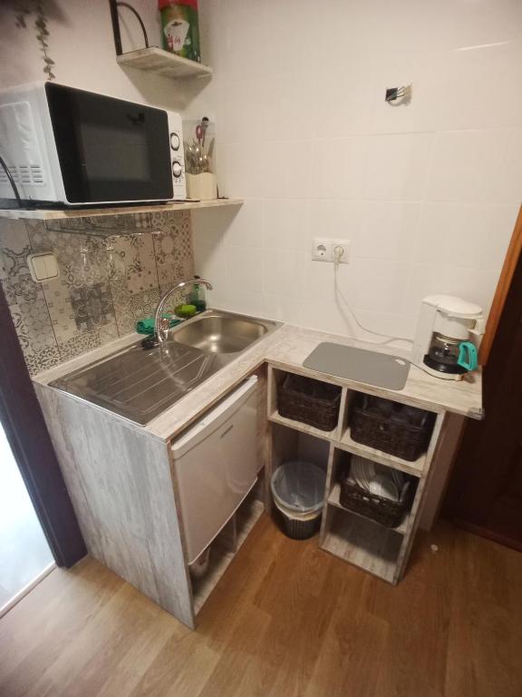 A kitchen or kitchenette at GARDEN ROOMS