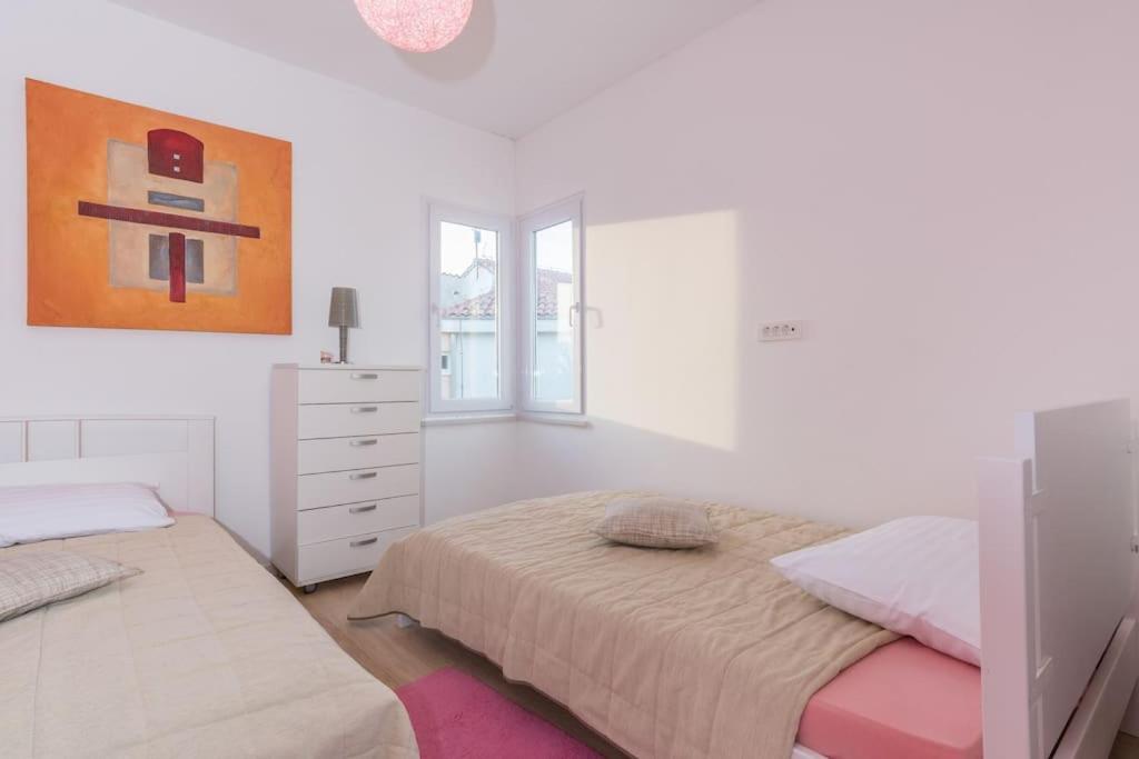 Postel nebo postele na pokoji v ubytování Villa White Rose with private pool