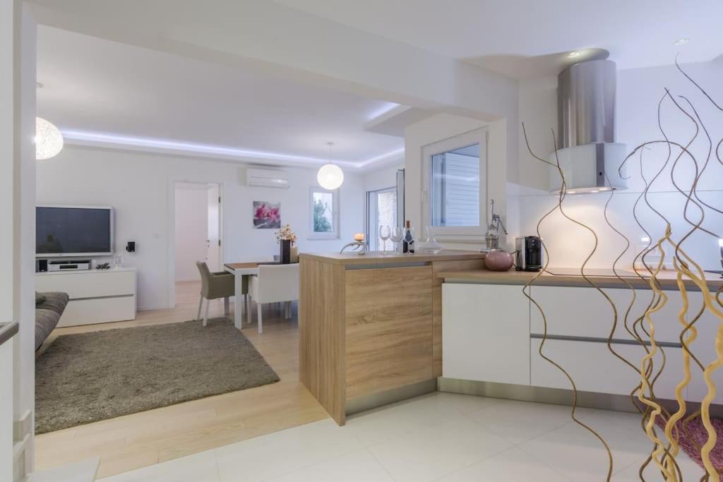 TV a/nebo společenská místnost v ubytování Villa White Rose with private pool