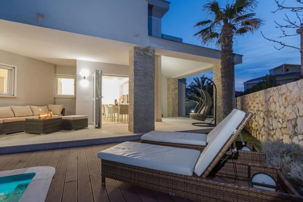 Posezení v ubytování Villa White Rose with private pool