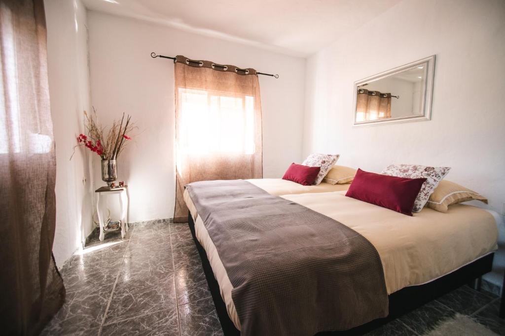 - une chambre avec 2 lits et une fenêtre dans l'établissement B&B Casa Rubí, à Alhaurín de la Torre