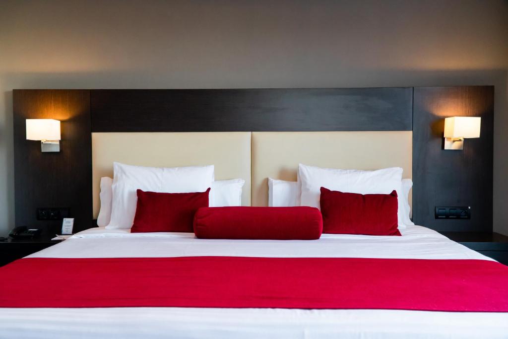 מיטה או מיטות בחדר ב-Hôtel Tamuda Beach