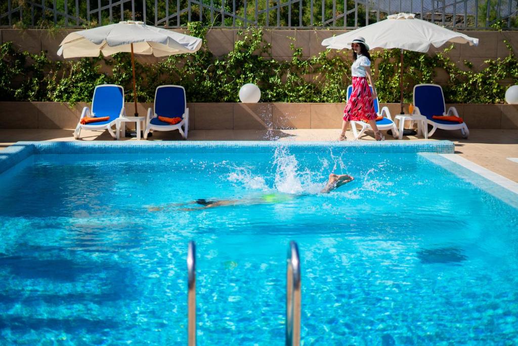 Bazén v ubytování Hôtel Tamuda Beach nebo v jeho okolí