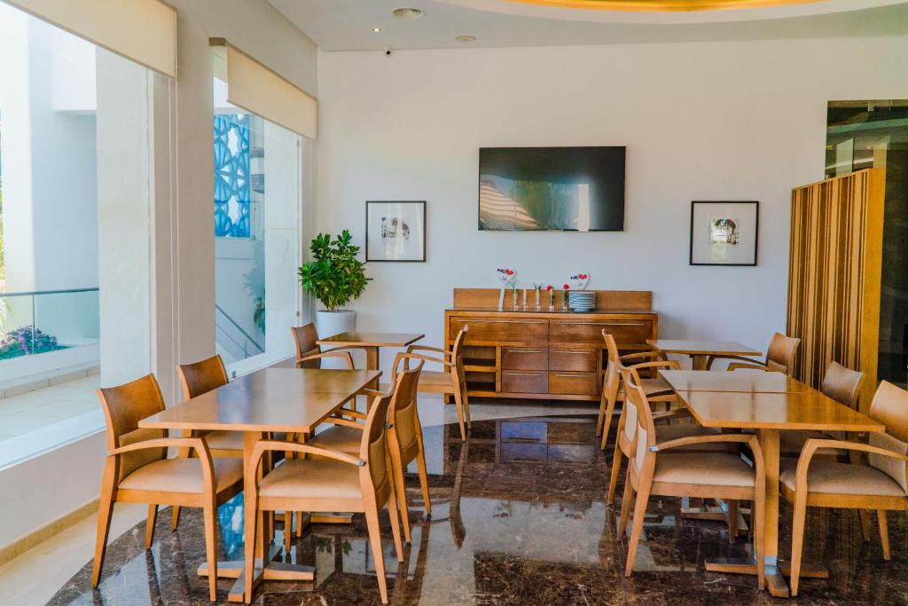 TV a/nebo společenská místnost v ubytování Hôtel Tamuda Beach