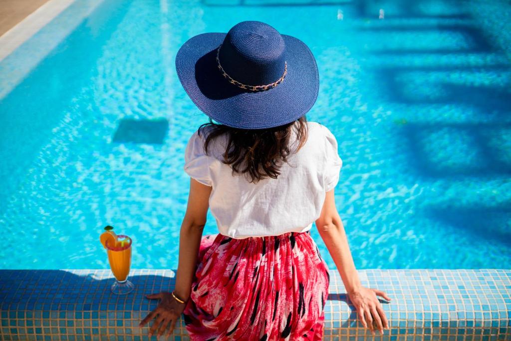 Bazén v ubytování Hôtel Tamuda Beach nebo v jeho okolí