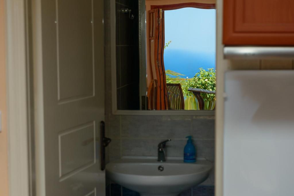 A bathroom at Irida