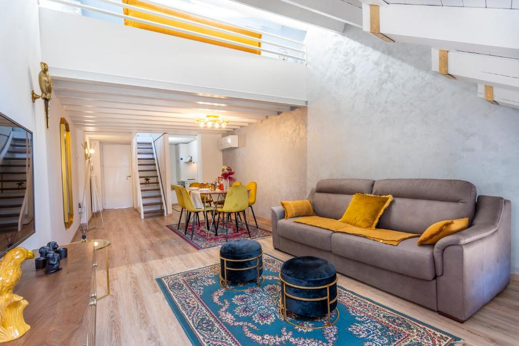 ein Wohnzimmer mit einem Sofa und einem Tisch in der Unterkunft OTTO HOUSE - Castello di Udine Cozy Flat in Udine