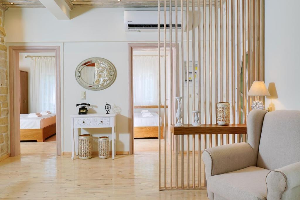 een woonkamer met een bank en een stoel bij Villa Gjoni in Limenas