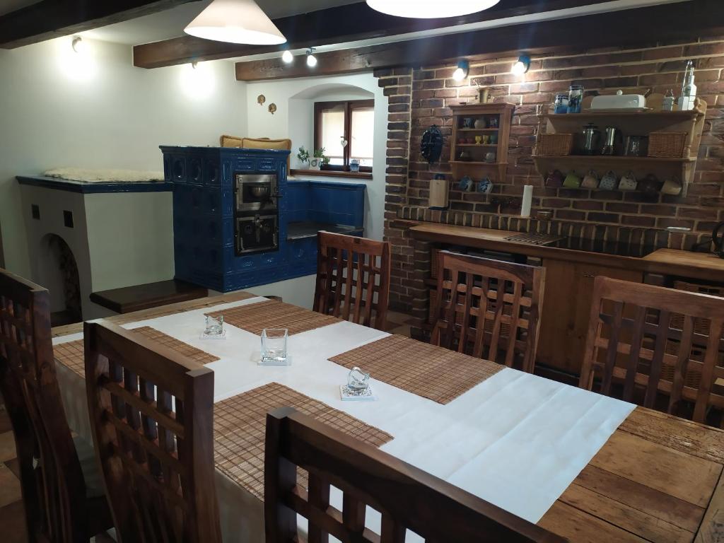 Restauracja lub miejsce do jedzenia w obiekcie Forest Rustic Apartment Brdy