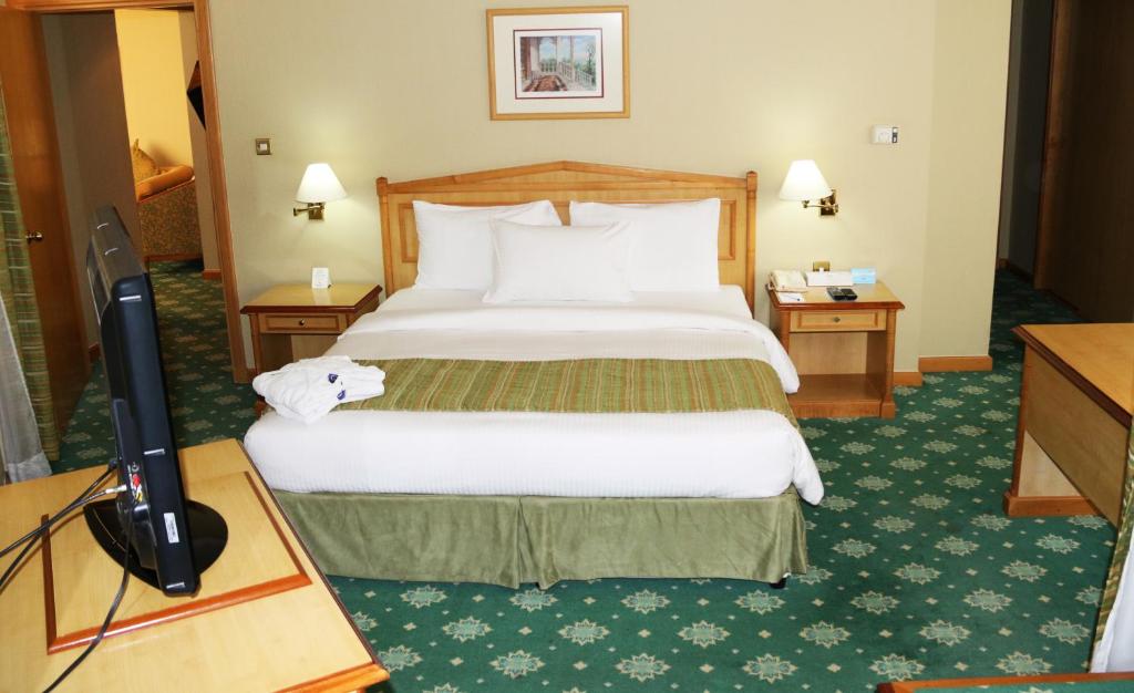Posteľ alebo postele v izbe v ubytovaní Grand Continental Hotel