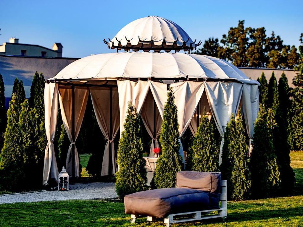 Vonkajšia záhrada v ubytovaní Hotel Feniks