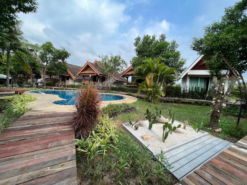 Bazén v ubytování Siri Lagoona Resort nebo v jeho okolí