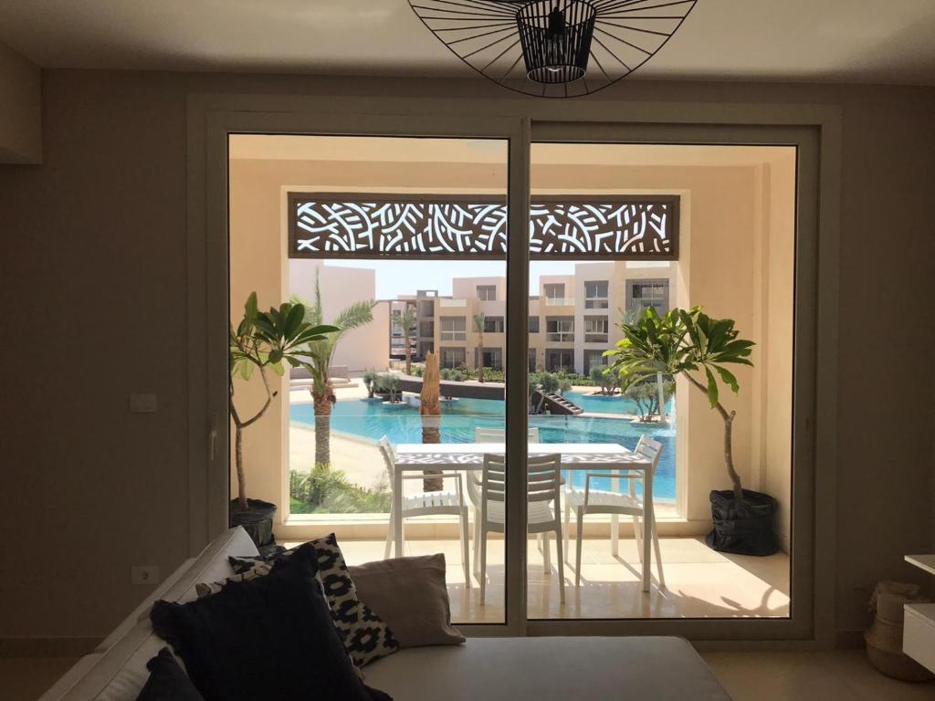 Utsikt mot bassenget på Jutta Deluxe 2,5-Bedroom-Apartment Mangroovy-M10 El Gouna eller i nærheten